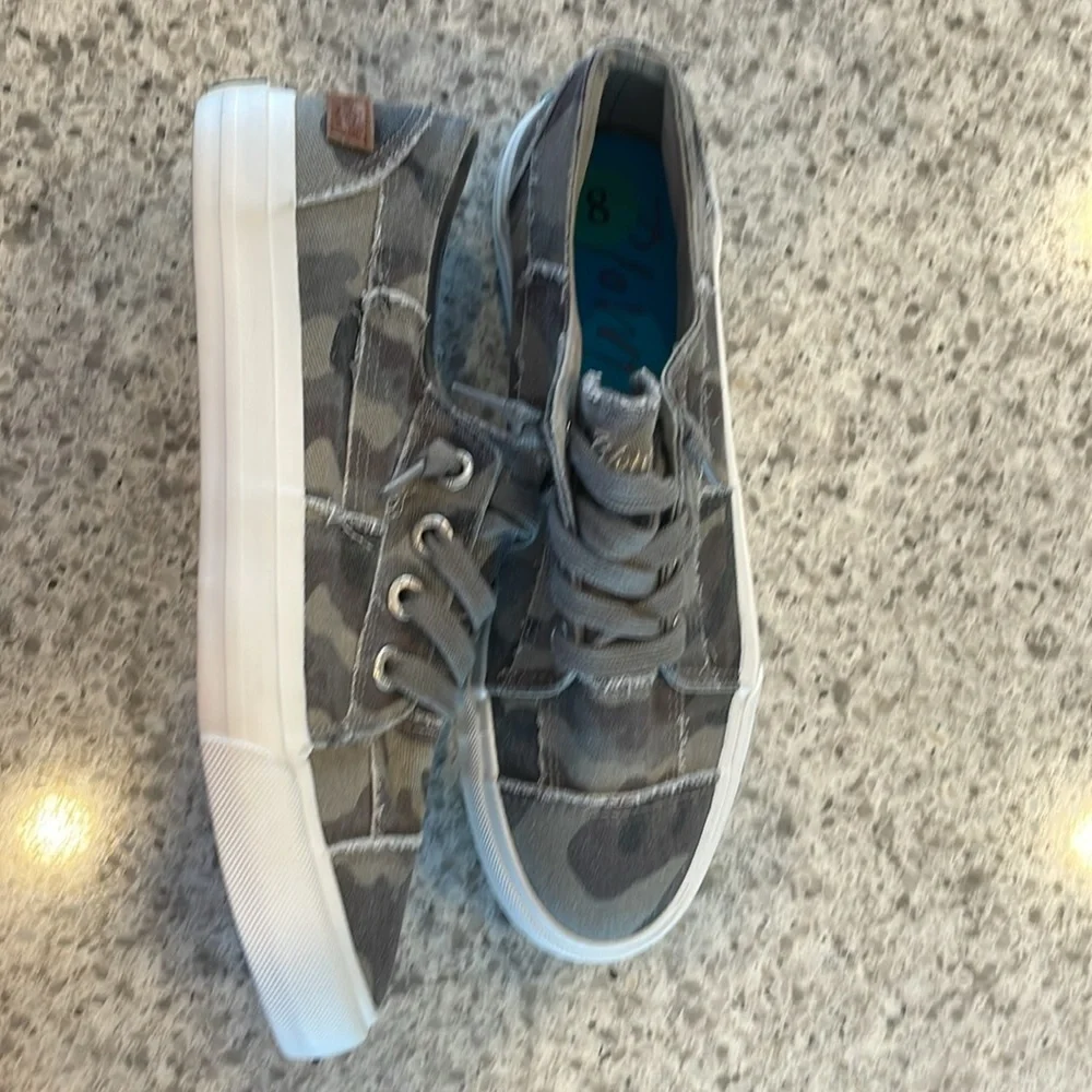 Blowfish Malibu Slip On Sneakers Size 8 Women's Shoes,Camo w Laces. NWOT